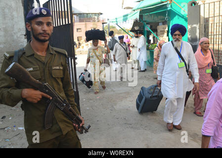 Lahore, Pakistan. 27 Juni, 2019. Indische Sikh Pilger kamen in Lahore Bahnhof mit dem Zug aus Indien durch Wagah Border, wie sie kommen 180 Todestages des Maharadschas Ranjeet Singh in Lahore am 27. Juni 2019 zu besuchen. 413 indischen Sikh Pilger werden erwartet, in Pakistan zu kommen, um die 180 Todestages von Maharaja Ranjit Singh, der Führer der Sikhs Empire zu feiern. Maharaja Ranjeet Singh, das war ein ehemaliger Sikh Herrscher der Vereinigten Region Punjab unter britischer Kolonialherrschaft. Credit: Rana Sajid Hussain/Pacific Press/Alamy leben Nachrichten Stockfoto