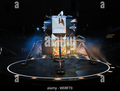 Juni 27, 2019 in Pasadena, Kalifornien, USA: Eine allgemeine Ansicht der Apollo 11 Lunar Module im Theater der Lunar Dome für die Apollo 11 Medien Vorschau Veranstaltung im Rose Bowl in Pasadena. Credit: Billy Bennight/ZUMA Draht/Alamy leben Nachrichten Stockfoto