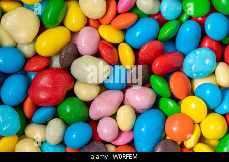 Bunte Bonbons Hintergrund. Die Muttern in der multi-farbige Glasur Dragiermaschinen u.a.. Stapel der bunt gestrichenen Süßigkeit. Stockfoto