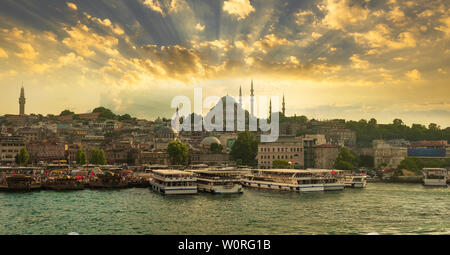 Istanbul ist in der Türkei die meisten berühmten Stadt. Die Hauptstadt der östlichen Tourismus. Sonnenuntergang über Eminonu Square und historischen Gebäuden Stockfoto