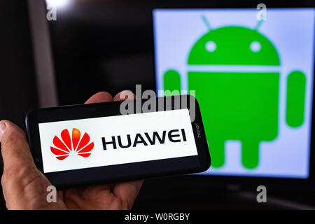 Magdeburg Deutschland - Juni 2019: ein Mann hält ein Android Smartphone Ehren. Auf dem Bildschirm, die huawei Logo vor der Android Logo. Google beschränken Stockfoto