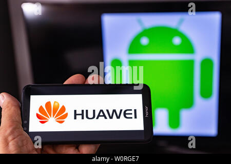 Magdeburg Deutschland - Juni 2019: ein Mann hält ein Android Smartphone Ehren. Auf dem Bildschirm, die huawei Logo vor der Android Logo. Google beschränken Stockfoto