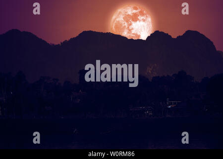 Volle Erdbeere Mond auf Nacht Red Sky zurück über Silhouette Berg, Elemente dieses Bild von der NASA eingerichtet Stockfoto