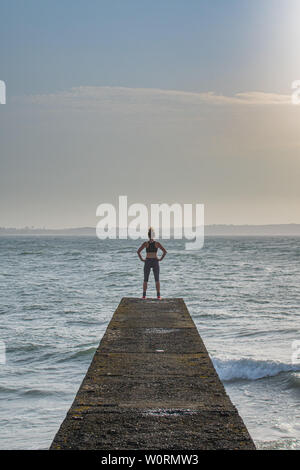 Newlyn, Cornwall, UK. 28. Juni 2019. UK Wetter. Wilde Schwimmer Katie Maggs aus für ein Jog nach ihrem frühen Morgen im Meer schwimmen in Cornwall, an diesem Morgen in der Sonne. Kredit Simon Maycock/Alamy Leben Nachrichten. Stockfoto