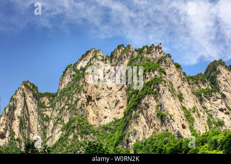 Blauer Himmel, weiße Wolke Peak Stockfoto