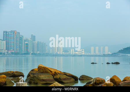 Die Landschaft von Zhuhai unter der Morgen Licht am 3. Februar 2019 ist sehr schön, vor allem die Hong Kong-Zhuhai-Macao Brücke, die auf der Oberfläche des Meeres, der besonders spektakulär ist, erstreckt. Stockfoto