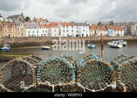 Angelausrüstung auf der Hafenseite des Hl. Monans, East Neuk, Fife, Schottland. Stockfoto