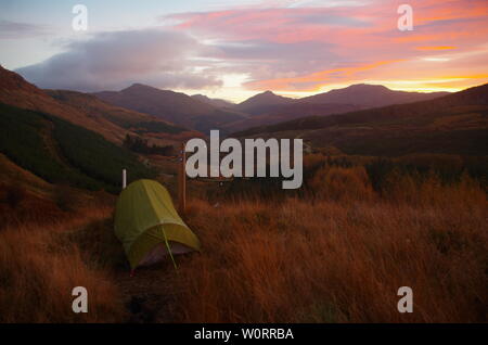 Wildes Campen bushcraft Outdoor Zelt. Der Loch Lomond und Cowal Weg. Halbinsel Cowal. Hochland. Schottland. Großbritannien Stockfoto