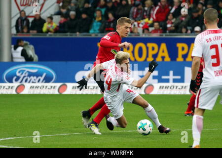 V. LI. im Zweikampf Nils Petersen (Freiburg) vs Kevin Kampl (Leipzig), 1. BL: 17-18 - 19. Spieltag - SC Freiburg gegen RB Leipzig Stockfoto