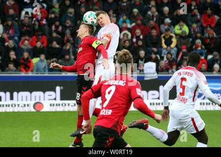 Augen zu und durch": Kopfball/Kopfballduell vs Nils Petersen (Freiburg) und Willi Orban (Leipzig), 1. BL: 17-18 - 19. Spieltag - SC Freiburg gegen RB Leipzig Stockfoto