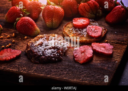 Leckere süße Pfannkuchen mit Erdbeeren Stockfoto