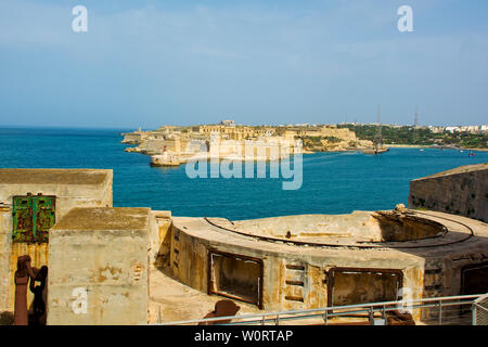 Panorama Blick von Fort St. Elmo Halbinsel Festung in Valletta auf den Grand Harbour und Meer Stockfoto