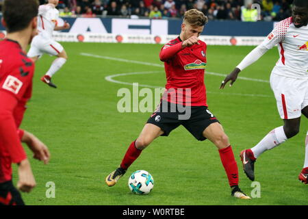 Lucas Höler (Freiburg) mit Kugel, 1. BL: 17-18 - 19. Spieltag - SC Freiburg gegen RB Leipzig Stockfoto