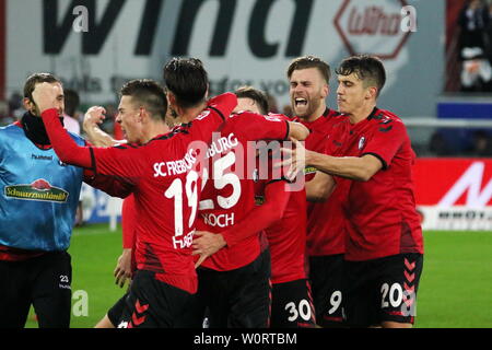 Freiburger Vorgängerbaues verspielte Sterben in Feierlaune: Janik Haberer (Freiburg), Lucas Höler (Freiburg), Marc-Oliver Kempf (Freiburg), Robin Koch (Freiburg) bejubeln den 2:1-Sieg gegen Leipzig 1. BL: 17-18 - 19. Spieltag - SC Freiburg gegen RB Leipzig Stockfoto