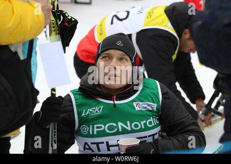 Anja Wicker (MTV Stuttgart) nach dem Rennen mit einem Becher Tee beim Para Weltcup Oberried 2018 - Biathlon Mittelstrecke Stockfoto