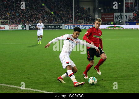 V. LI. im Zweikampf Benjamin Henrichs (Bayer 04 Leverkusen) und Nils Petersen (Freiburg), 1. BL: 17-18 - 21. Spieltag - SC Freiburg gegen Bayer 04 Leverkusen. Stockfoto