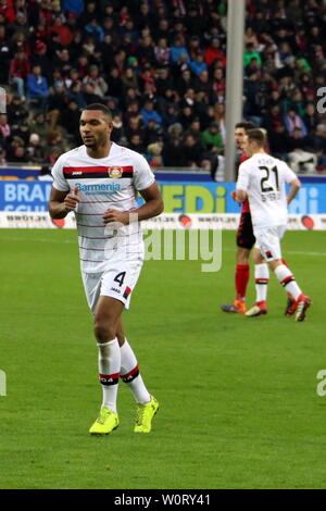 Jonathan Tah (Bayer 04 Leverkusen) - 1. BL: 17-18 - 21. Spieltag - SC Freiburg gegen Bayer 04 Leverkusen. Stockfoto