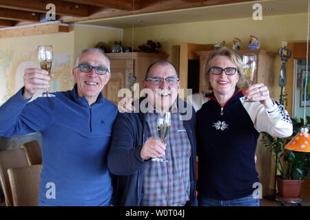 Im heimischen Hotel Sonnenhof ein Prosit in Bronze: v. li. Vater Charly Doll, Franz Lickert, Vorsitzender der SZ Breitnau, Mutter Friederike Puppe stoßen mit Sekt auf den großen Erfolg von Benedikt Doll ein - Olympische Winterspiele PyeongChang - Biathlon Verfolgung Herren Stockfoto