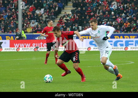 V. LI. im Zweikampf Amir Abrashi (Freiburg) mit Ball vs Maximilian Eggestein (SV Werder Bremen), 1. BL: 17-18-23. Spieltag - Freiburg gegen Bremen Stockfoto