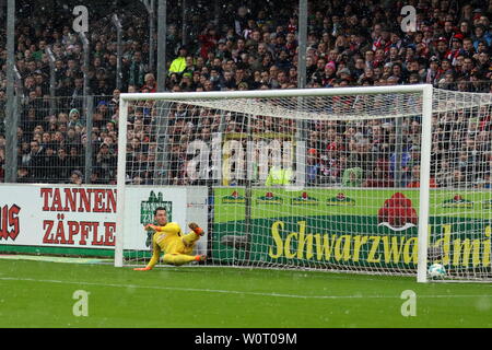 Verladen: Keine Chance hat das 1:0 fiel Jiri Pavlenka (SV Werder Bremen) beim Elfmeter von Nils Petersen (Freiburg). 1. BL: 17-18-23. Spieltag - Freiburg gegen Bremen Stockfoto