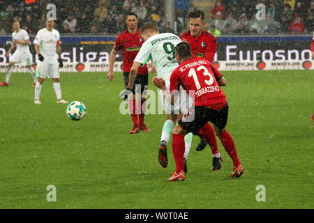 Kein Durchkommen gegen kompakte Freiburger: Aron Johannsson (SV Werder Bremen) im v. li. im Zweikampf Marco Terrazzino Marco Terrazzino (Freiburg) und Christian Günter (Freiburg), 1. BL: 17-18-23. Spieltag - Freiburg gegen Bremen Stockfoto