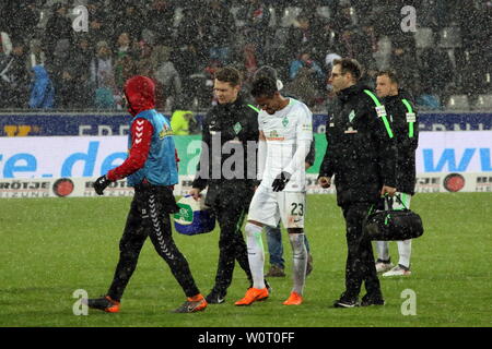 Unzufrieden/enttäuscht/enttaeuscht/niedergeschlagen/frustriert, verlässt Theodor Gebre Selassie (SV Werder Bremen) dem Rasen im Schwarzwaldstadion 1. BL: 17-18-23. Spieltag - Freiburg gegen Bremen Stockfoto