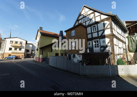 NEUSTADT (Hessen), Deutschland - 18. FEBRUAR 2018: die typische Architektur und Gebäude (Fachwerk) in der Altstadt. Stockfoto