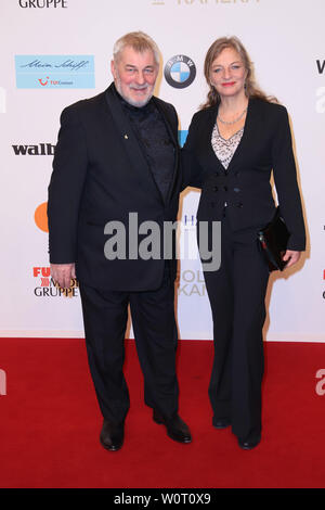 Heinz Hoenig mit Freundin Gabriele Lechner, Goldene Kamera 2018, Messehallen Hamburg, 22.02.2018 Stockfoto