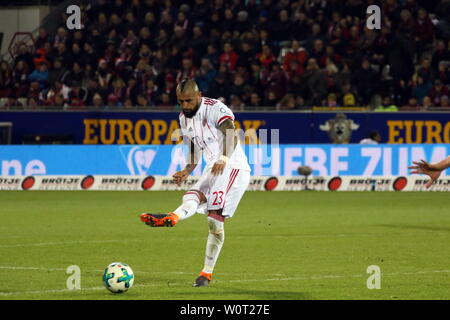 Elegante Körperhaltung: Arturo Vidal (Bayern) mit Kugel, 1. BL: 17-18 - 25. Spieltag SC Freiburg - Bayern München Stockfoto