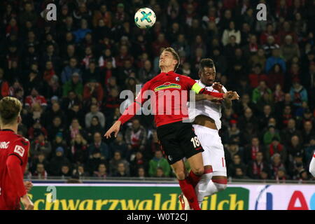 Kopfball/Kopfballduell Nils Petersen (Freiburg) vs Jérôme Boateng, 1. BL: 17-18 - 25. Spieltag SC Freiburg - Bayern München Stockfoto