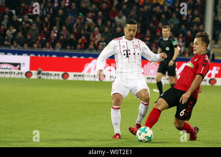 V. LI. im Zweikampf Thiago (Bayern) vs Amir Abrashi (Freiburg), 1. BL: 17-18 - 25. Spieltag SC Freiburg - Bayern München Stockfoto