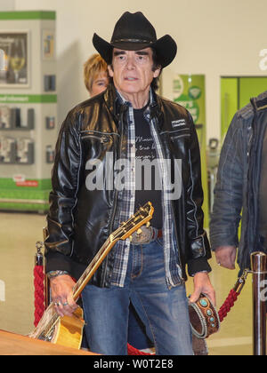 Tom Astor bei einem Live-Auftritt mit Autogrammstunde am 03.03.2018 in Magdeburg. Stockfoto