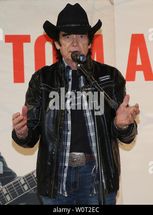 Tom Astor bei einem Live-Auftritt mit Autogrammstunde am 03.03.2018 in Magdeburg. Stockfoto