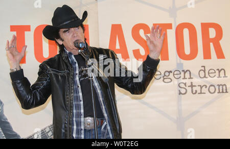 Tom Astor bei einem Live-Auftritt mit Autogrammstunde am 03.03.2018 in Magdeburg. Stockfoto