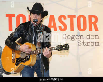 Tom Astor bei einem Live-Auftritt mit Autogrammstunde am 03.03.2018 in Magdeburg. Stockfoto