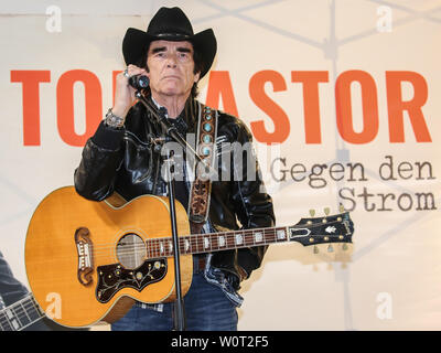 Tom Astor bei einem Live-Auftritt mit Autogrammstunde am 03.03.2018 in Magdeburg. Stockfoto