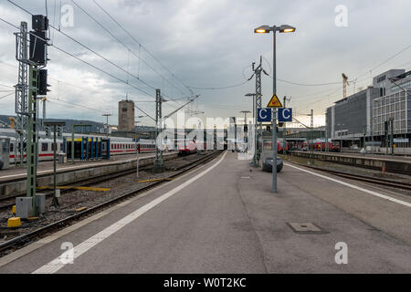 STUTTGART, DEUTSCHLAND - MÄRZ 04, 2017: Bahnsteige für Passagiere ein- und aussteigen aus dem Zug am Hauptbahnhof. Stockfoto