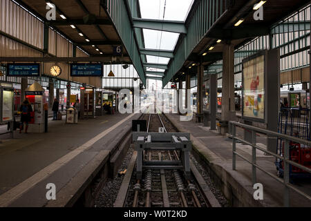 STUTTGART, DEUTSCHLAND - MÄRZ 04, 2017: Bahnsteige für Passagiere ein- und aussteigen aus dem Zug am Hauptbahnhof. Stockfoto