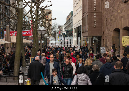 STUTTGART, DEUTSCHLAND - MÄRZ 04, 2017: Die Einwohner und Touristen auf die zentrale historische und Einkaufsstraße Königstraße (King Street). Stockfoto