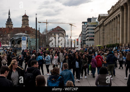 STUTTGART, DEUTSCHLAND - MÄRZ 04, 2017: Die Einwohner und Touristen auf die zentrale historische und Einkaufsstraße Königstraße (King Street). Stockfoto