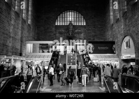 STUTTGART, DEUTSCHLAND - MÄRZ 04, 2017: Innenraum der Gebäude des Hauptbahnhofs. Schwarz und Weiß. Stockfoto
