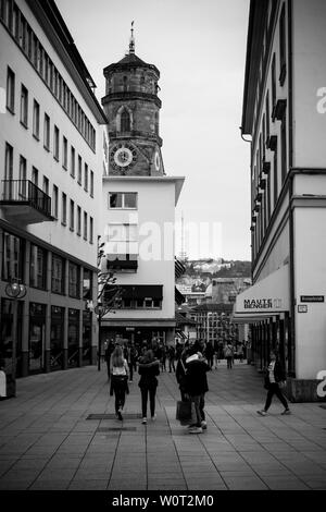 STUTTGART, DEUTSCHLAND - MÄRZ 04, 2017: Einer der Einkaufsstraßen in der Altstadt der Stadt. Schwarz und Weiß. Stockfoto