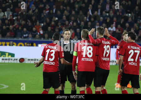 Freiburger Spielerprotest bei Schiedsrichter Benjamin Brand (Unterspiesheim) mit Kapitän Nils Petersen (Freiburg), 1. BL: 17-18-27. Spieltag - SC Freiburg vs VfB Stuttgart Stockfoto