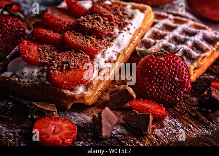 Waffeln mit süße Schokolade besprüht und Erdbeeren Stockfoto
