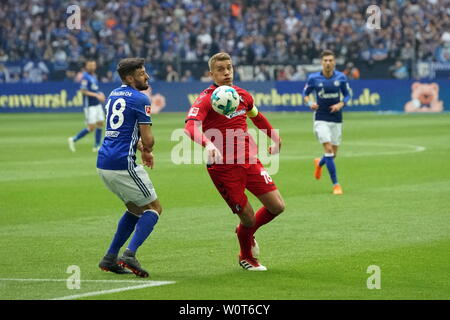 V. LI. im Zweikampf Daniel Caligiuri (Schalke 04) und Nils Petersen (Freiburg) im Spiel der 1. BL: 17-18-28. Spieltag - FC Schalke 04 SC Freiburg vs. Stockfoto