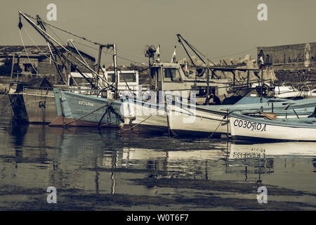 SOZOPOL, Bulgarien - 24. AUGUST 2017: Fischerboote am Seehafen an der Pier. Jahrgang, Tonisierung, Stilisierung. Stockfoto