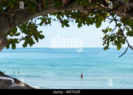 SOZOPOL, Bulgarien - 24. AUGUST 2017: Blick auf die felsige Küste der Sozopol in der alten Küstenstadt am Schwarzen Meer die bulgarische Schwarzmeerküste. Stockfoto