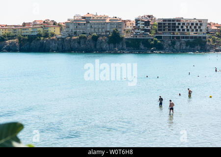 SOZOPOL, Bulgarien - 24. AUGUST 2017: Blick auf die Stadt und den Strand von Sozopol in der alten Stadt am Meer an der südlichen bulgarischen Schwarzmeerküste. Stockfoto