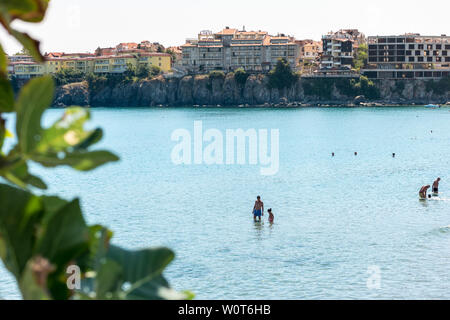 SOZOPOL, Bulgarien - 24. AUGUST 2017: Blick auf die Stadt und den Strand von Sozopol in der alten Stadt am Meer an der südlichen bulgarischen Schwarzmeerküste. Stockfoto