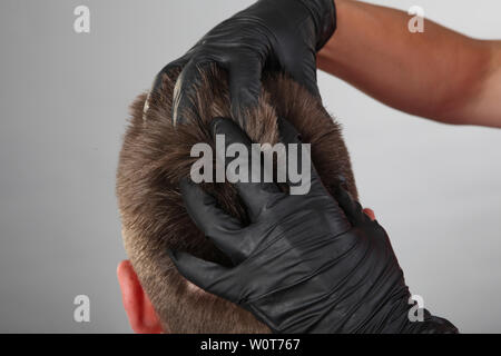 Close-up Massage von Kopf vor dem Haare schneiden Stockfoto